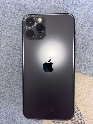 iPhone 11 Pro gris  espacial con Funda Roja