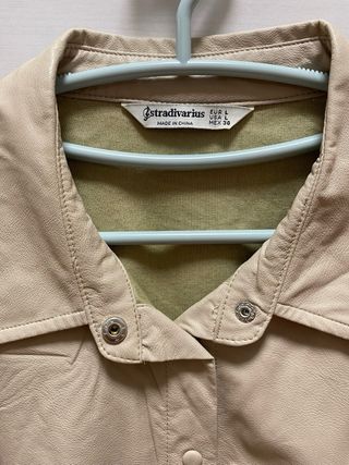 Chaqueta efecto piel beige Stradivarius Talla L