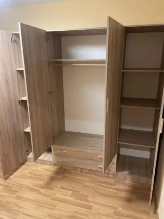 Armario de madera con puertas y cajones