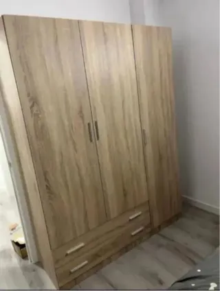 Armario de madera con puertas y cajones