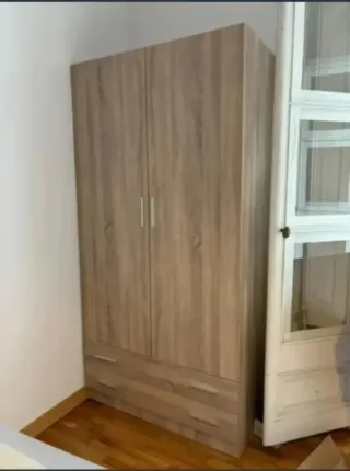 Armario de madera con puertas y cajones