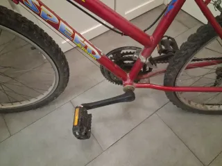 Bicicleta de montaña juvenil roja