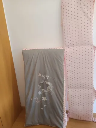 Colchón cuna(56x116) + edredón y chichonera.