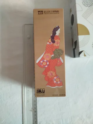 Caja Museo Nacional Tokio Belleza Mirando Atrás