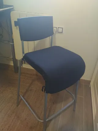 Taburete alto con cojín