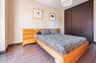 Cama IKEA MALM con mesitas de madera