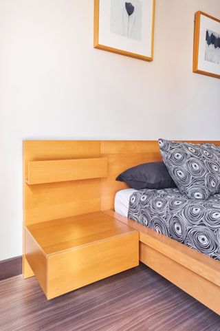 Cama IKEA MALM con mesitas de madera