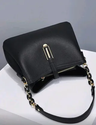 Bolso negro elegante con cadena dorada - nuevo