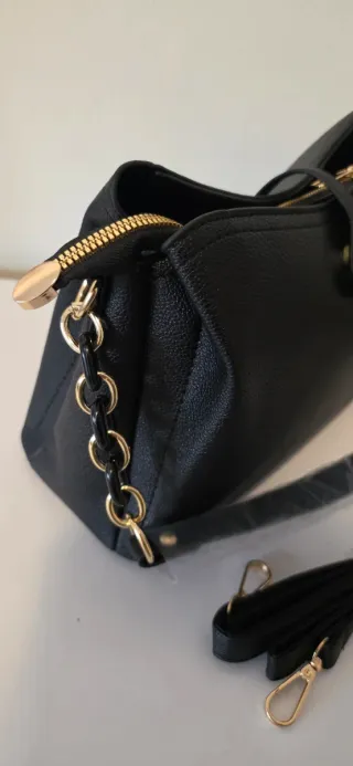 Bolso negro elegante con cadena dorada - nuevo