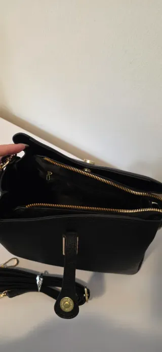 Bolso negro elegante con cadena dorada - nuevo