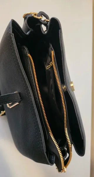 Bolso negro elegante con cadena dorada - nuevo
