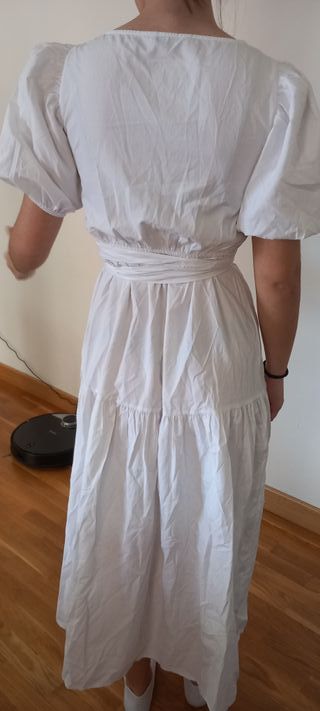 Vestido blanco Stradivarius escote cruzado