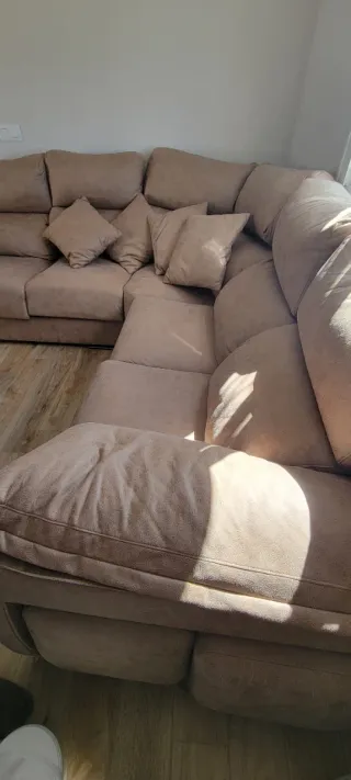 Sofá rinconera beige 2.40x2.40 + 4 cojines y puffs