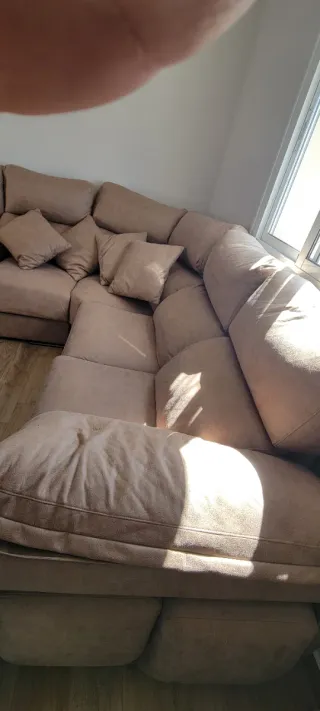 Sofá rinconera beige 2.40x2.40 + 4 cojines y puffs