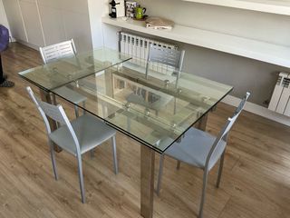 Mesa de comedor de cristal y metal