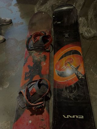 Tavola da snowboard con attacchi