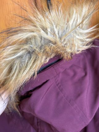 Chaqueta Morada con Capucha y Cremallera