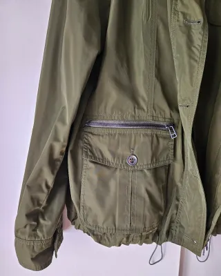 Chaqueta verde satinada estilo militar