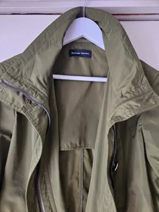 Chaqueta verde satinada estilo militar