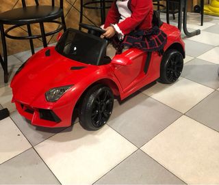 Coche eléctrico infantil a batería rojo .