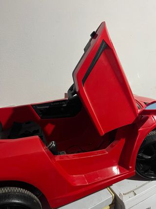 Coche eléctrico infantil a batería rojo .