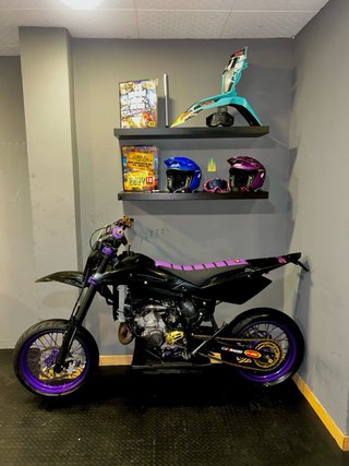 Husqvarna WRE 125 Negra/Morada