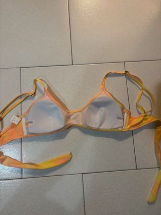 Costume bikini arancione e giallo