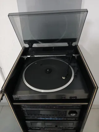 Equipo de música con mueble y tocadiscos