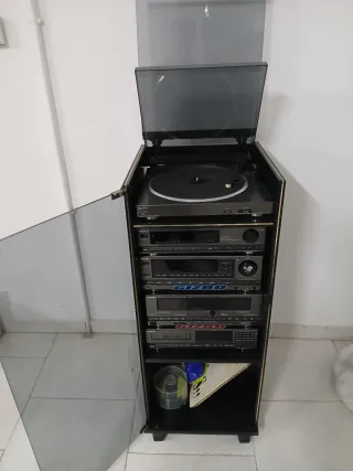 Equipo de música con mueble y tocadiscos