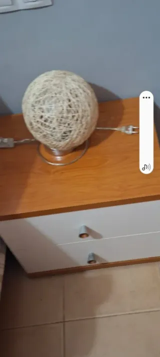 Lámpara esférica de tela y madera