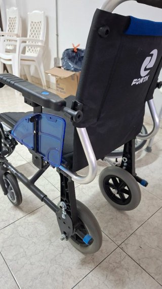 Silla ruedas ligera y plegable.