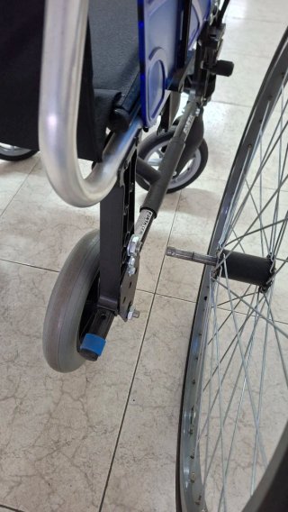 Silla ruedas ligera y plegable.