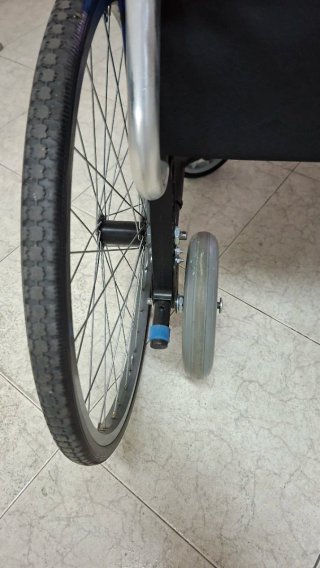 Silla ruedas ligera y plegable.