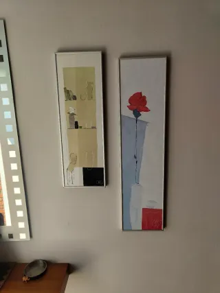 Mesita recibidor con espejo y cuadros