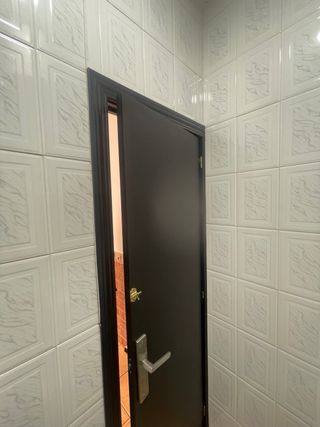 Puerta negra aseo 55cm con marco y tirador