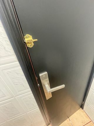 Puerta negra aseo 55cm con marco y tirador