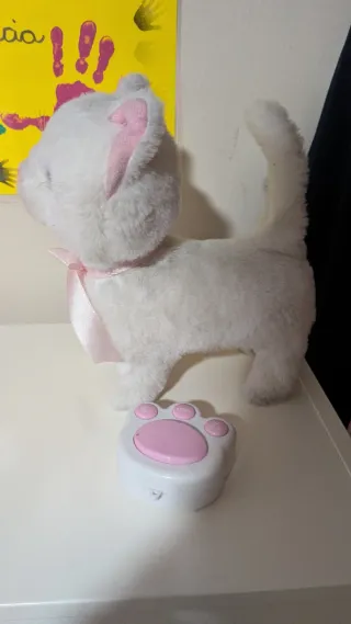 Gato peluche que maulla y anda con mando