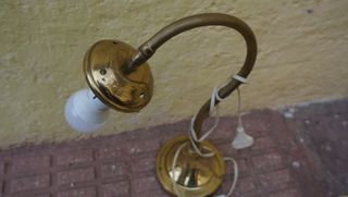 Lámpara Antorcha Rústica y otra de mesa metal