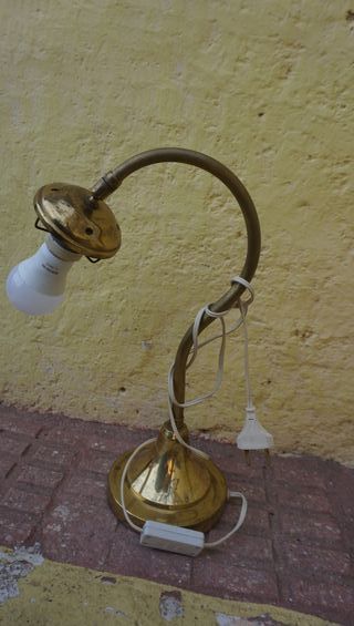 Lámpara Antorcha Rústica y otra de mesa metal