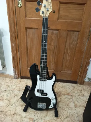 Bajo Eléctrico Harley Benton + Amplificador