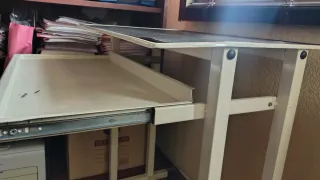 Mesa auxiliar oficina con bandeja teclado y ruedas