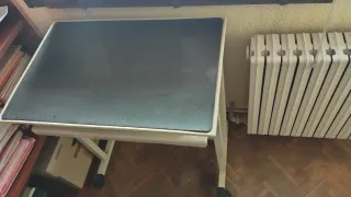 Mesa auxiliar oficina con bandeja teclado y ruedas