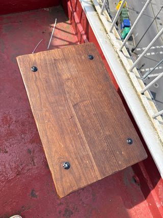 Mesita de madera con cajón