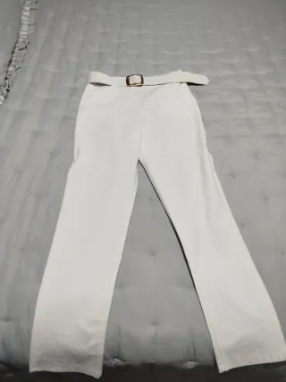 Pantalón blanco con cinturón