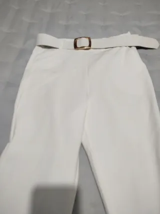 Pantalón blanco con cinturón