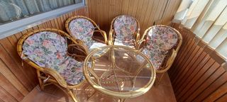 Conjunto 4 sillas mimbre y mesa cristal