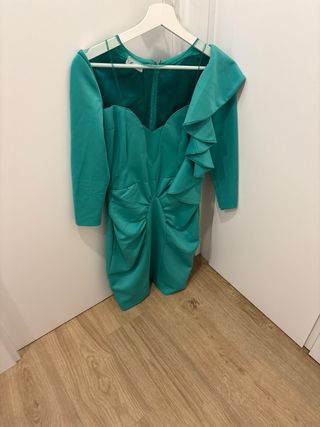 Vestido de fiesta verde con volantes