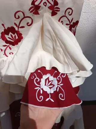 Traje de flamenca blanco con bordados.