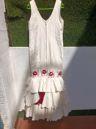 Traje de flamenca blanco con bordados.