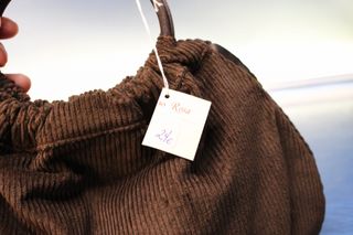 Bolso de mano pana marrón chocolate.